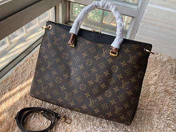 Louis Vuitton Monogram Pallas in Black M40906