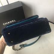 Chanel handbag in dark blue with fur - 3