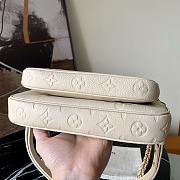 Multi Pochette Accessoires Giant Monogram Creme Leather M80447 Size 25x14.5x4.5 - 2