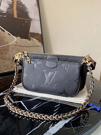 Multi Pochette Accessoires Giant Monogram Black Leather M80447 Size 25x14.5x4.5