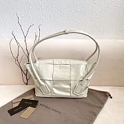 Bottega Veneta Medium Crossbow Bag White 33 x 27 x 14 cm - 5