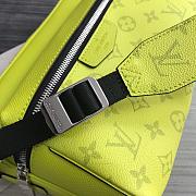 Louis Vuitton Outdoor Messenger Taiga Yellow M30233 Size 29.5 x 20 x 10.5 cm - 5