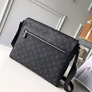 Louis Vuitton District MM Messenger M44001 Size 26 x 32 x 8 cm - 5