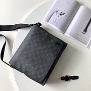 Louis Vuitton District MM Messenger M44001 Size 26 x 32 x 8 cm - 2