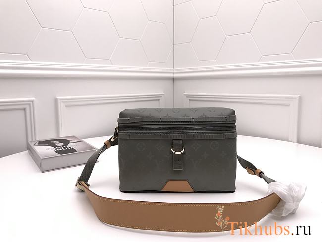 Louis Vuitton Monogram Titanium Messenger PM M43889 Size 28 × 20 × 4 cm - 1