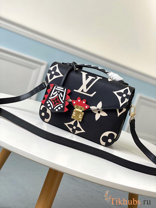 Louis Vuitton LV Crafty Pochette Metis M45385 Size 25 x 19 x 7 cm - 1