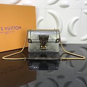 LV Wynwood Monogram Vernis M90566 Size 21 x 14 x 9 cm - 1