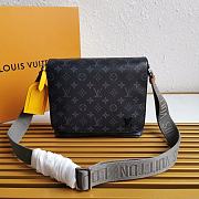 LV New District PM Louis Vuitton M45627 Size 25 x 22 x 7 cm - 1