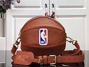 LV xNBA LV Ball in Basket M57974 Size 30 x 42 x 11 cm - 1