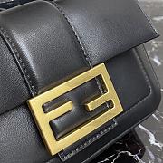 Fendi Baguette Chain Bag 601 Size 19 × 5 × 10 cm - 5