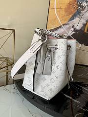 LV Muria Mahina Leather White M55800 Size 25x25x20 cm - 2