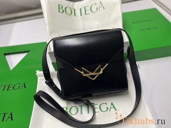 Bottega Veneta Shoulder Bag Black Size 23 x 21 x 9 cm - 1