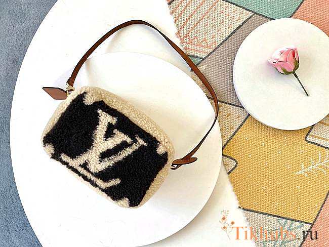 LV M68599 Teddy Villus Pouch Size 16.5 x 11 x 8 cm - 1