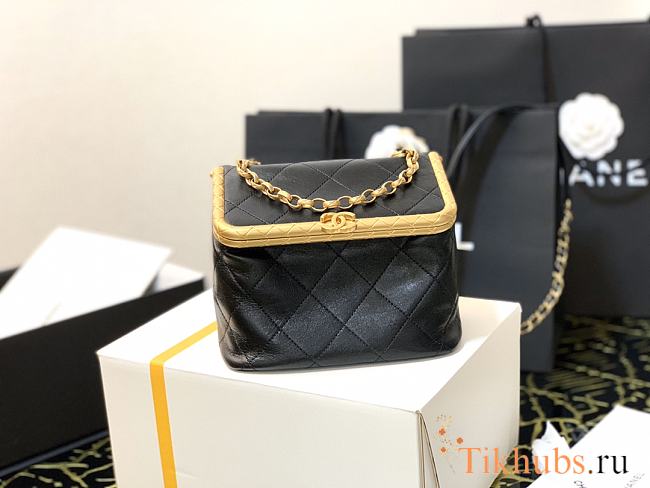 Chanel Chain Black Gold Box Bag Size 15 x 22 x 9 cm - 1