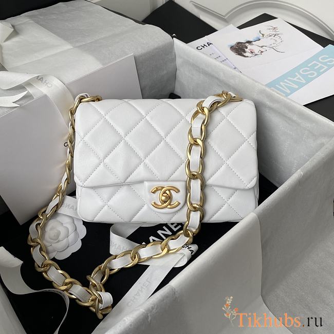 Chanel Flap Bag White Size 22 × 5 × 15.5 cm - 1