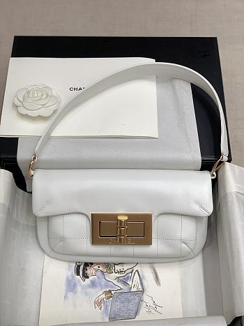 Chanel Underarm Bag White Size 27 x 14 x 5 cm