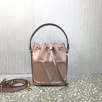 Vlogo Walk Calfskin Bucket Bag Pink Size 18 x 20.5 x 10 cm