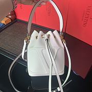 Vlogo Walk Calfskin Bucket Bag White Size 18 x 20.5 x 10 cm - 1