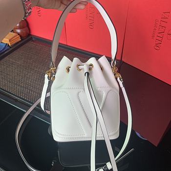 Vlogo Walk Calfskin Bucket Bag White Size 18 x 20.5 x 10 cm