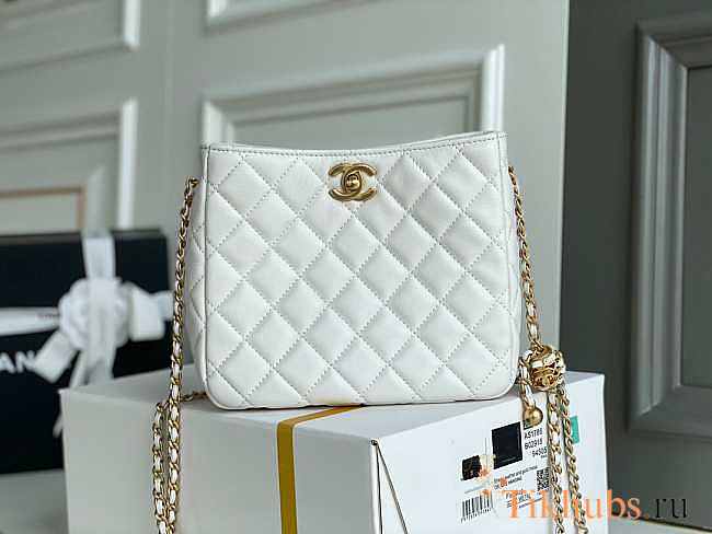 Chanel 22S Pearl Hobo Bag Lambskin White 19x17x8.5cm - 1