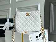 Chanel 22S Pearl Hobo Bag Lambskin White 19x17x8.5cm - 1