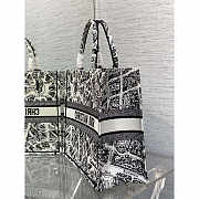 Dior Book Tote Large Plan de Paris Embroidery White and Black 42 x 35 x 18.5 cm - 5