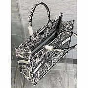 Dior Book Tote Large Plan de Paris Embroidery White and Black 42 x 35 x 18.5 cm - 3