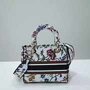 Dior Medium Lady D-Lite White Multicolor Petites Fleurs 24 x 20 x 11 cm - 4