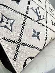 LV Onthego Milky White 35x27x14cm - 3