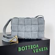 Bottega Veneta Cassette Padded Pillowy Woven Gray 26x18x8cm - 1