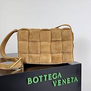 Bottega Veneta Cassette Padded Pillowy Woven Brown 26x18x8cm - 1