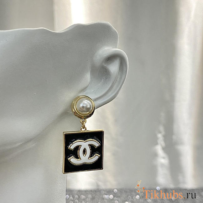 Chanel 22A CC Logo Earrings Black and White - 1