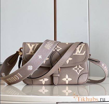 Louis Vuitton LV Diane Monogram Tourterelle Beige 23x16x8.5cm - 1