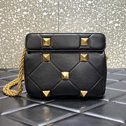 Valentino Garavani Roman Stud Bag Black 19x13x6cm - 4