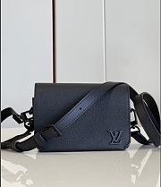 Louis Vuitton LV Fastline Black 17.3 x 12 x 7 cm - 1