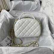 Chanel Clutch With Chain White 16x12x6cm - 2