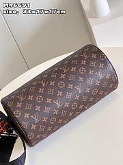 Louis Vuitton LV Soft Polochon MM 33 x 17 x 17 cm - 6