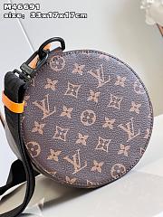 Louis Vuitton LV Soft Polochon MM 33 x 17 x 17 cm - 2