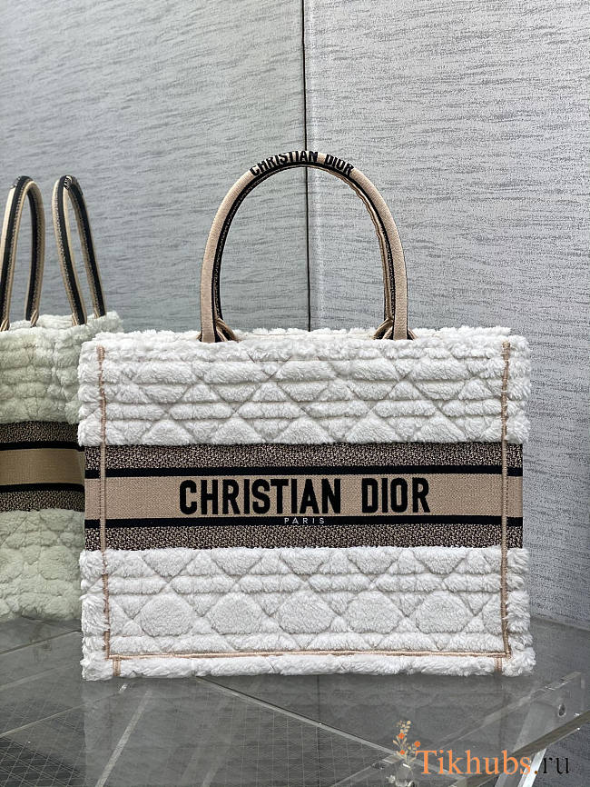 Dior Medium Book Tote Ice Cannage Shearling 36 x 27.5 x 16.5 cm - 1