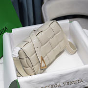 Bottega Veneta Padded Cassette Leather Shoulder Bag White 26x18x8cm - 6