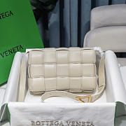 Bottega Veneta Padded Cassette Leather Shoulder Bag White 26x18x8cm - 5