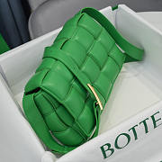 Bottega Veneta Padded Cassette Leather Shoulder Bag Green 26x18x8cm - 4