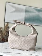 Louis Vuitton LV Why Knot MM Galet Beige 36 x 43 x 15 cm - 2