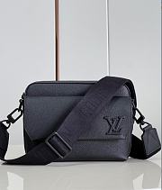 Louis Vuitton LV Fastline Messenger Black 23.5 x 18 x 7 cm - 1