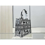 Dior Medium Book Tote Black and White Butterfly 36 x 27.5 x 16.5 cm - 5