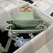 Chanel Handbag Green Lambskin Gold 20x17.5x5cm - 4