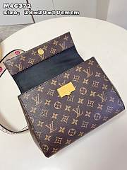 Louis Vuitton LV Cluny BB Monogram Beige Strap 28 x 20 x 10 cm - 5