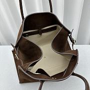 The Row Soft Margaux 17 Bag in Suede Desert 43x24x30cm - 3