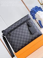 Louis Vuitton LV Takeoff Pouch Damier Graphite 30 x 22 x 5 cm - 1