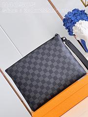 Louis Vuitton LV Takeoff Pouch Damier Graphite 30 x 22 x 5 cm - 2